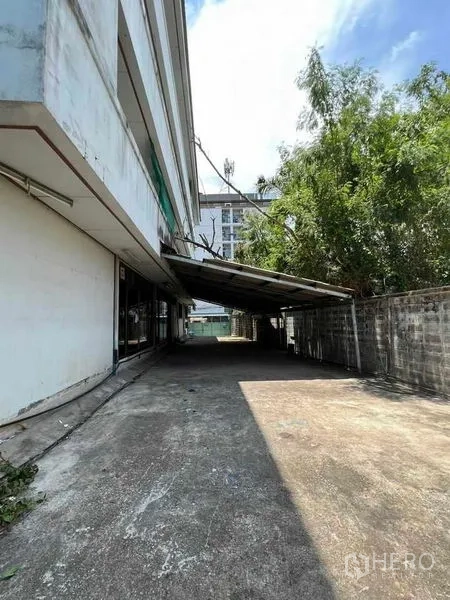 工厂 出租在Bang Na, Bangkok - 厂房侧边的车道与带遮棚的装卸区。