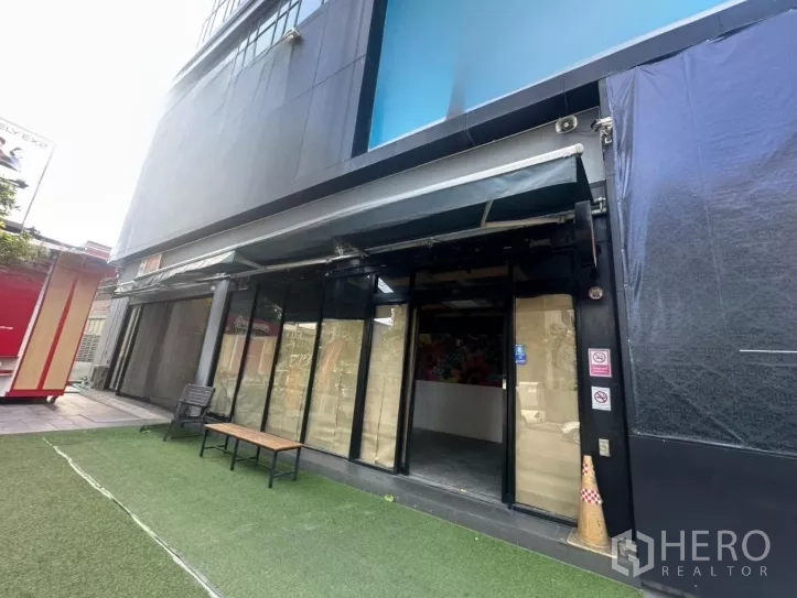 Retail Space for rent - Ground-floor retail frontage with wide glass windows, retractable awning and artificial turf walkway in Thonglor.