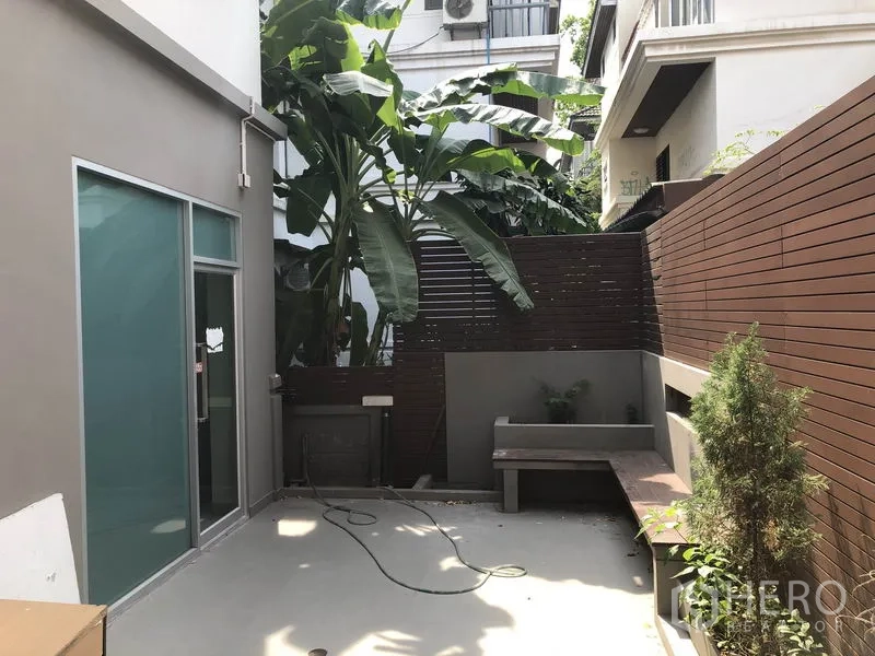 带办公室的家 出租在Wang Thonglang, Bangkok - 私家庭院，木质围栏、长凳与热带植物。
