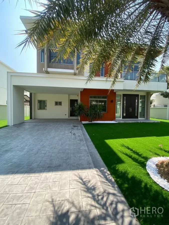 Detached House for rent in Bang Phli, Samut Prakan - Modern two-storey detached house exterior with carport and artificial lawn