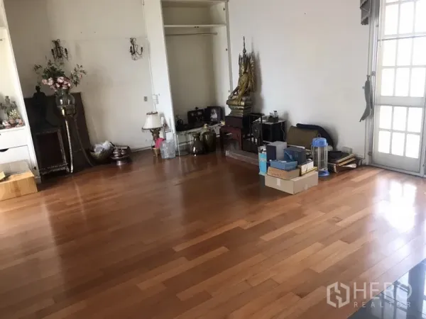 Home Office for rent in Khlong Toei, Bangkok - Large flexible room with wooden flooring, built-in shelving and access to a balcony.