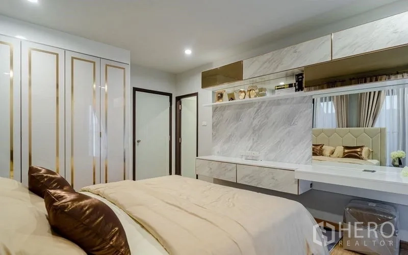 Detached House for sale in Lam Luk Ka, Pathum Thani - Master bedroom opposite wall featuring a dressing table and storage cabinetry with mirror.