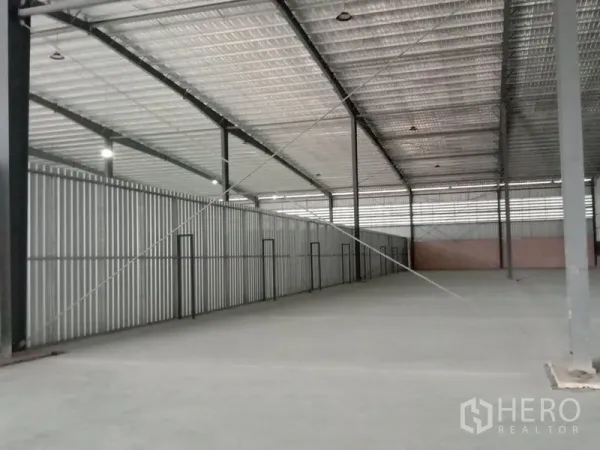 โรงงาน ให้เช่าในBan Phaeo, Samut Sakhon - พื้นที่โรงงานภายในกว้าง หลังคาเหล็กสูงบุฉนวน พื้นคอนกรีตแข็งแรง