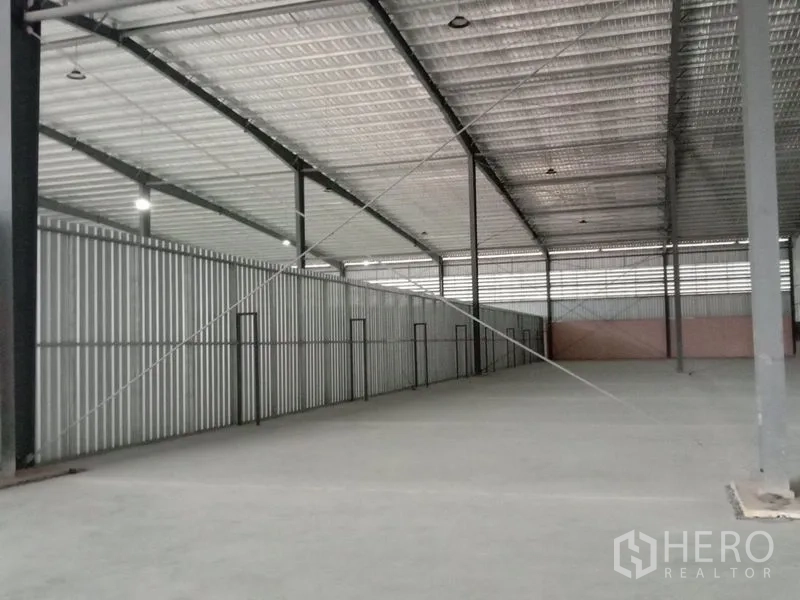 โรงงาน ให้เช่าในBan Phaeo, Samut Sakhon - พื้นที่โรงงานภายในกว้าง หลังคาเหล็กสูงบุฉนวน พื้นคอนกรีตแข็งแรง