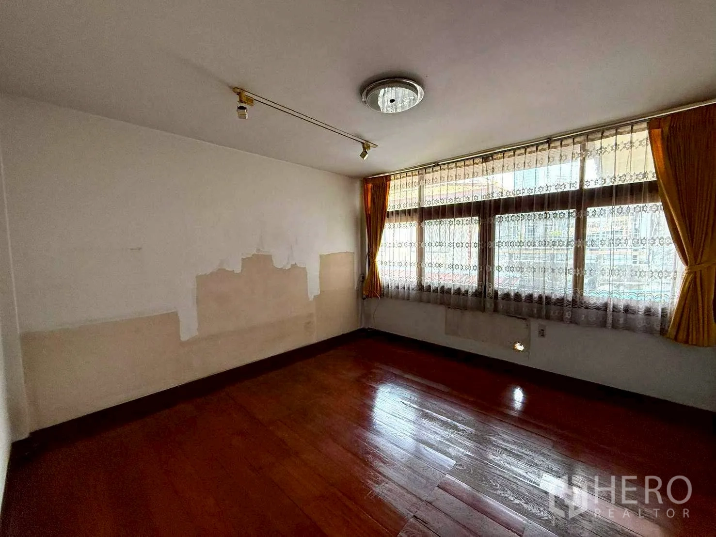 家庭办公室 for rent in Bang Rak, Bangkok - 采光良好的房间，设大窗与窗帘，木地板光亮