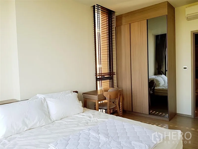 คอนโด ให้เช่าในWatthana, Bangkok - ห้องนอนหลักพร้อมตู้เสื้อผ้า โต๊ะทำงาน และมู่ลี่สูง