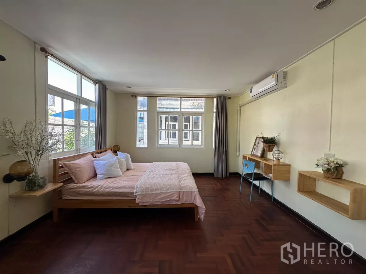 带办公室的家 出租在Suan Luang, Bangkok - 转角卧室，大窗和粉色床品。