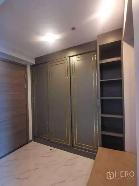 คอนโด ขายในHuai Khwang, Bangkok - พื้นที่เก็บของโถงทางเข้า ตู้สูงบิลต์อินพร้อมชั้นวางแบบเปิด โทนสีเทาทอง
