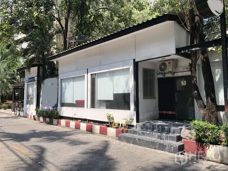零售空间 出租在Ratchathewi, Bangkok - 曼谷街边单层商铺，落地窗展示面宽阔，门前台阶与绿树遮荫。