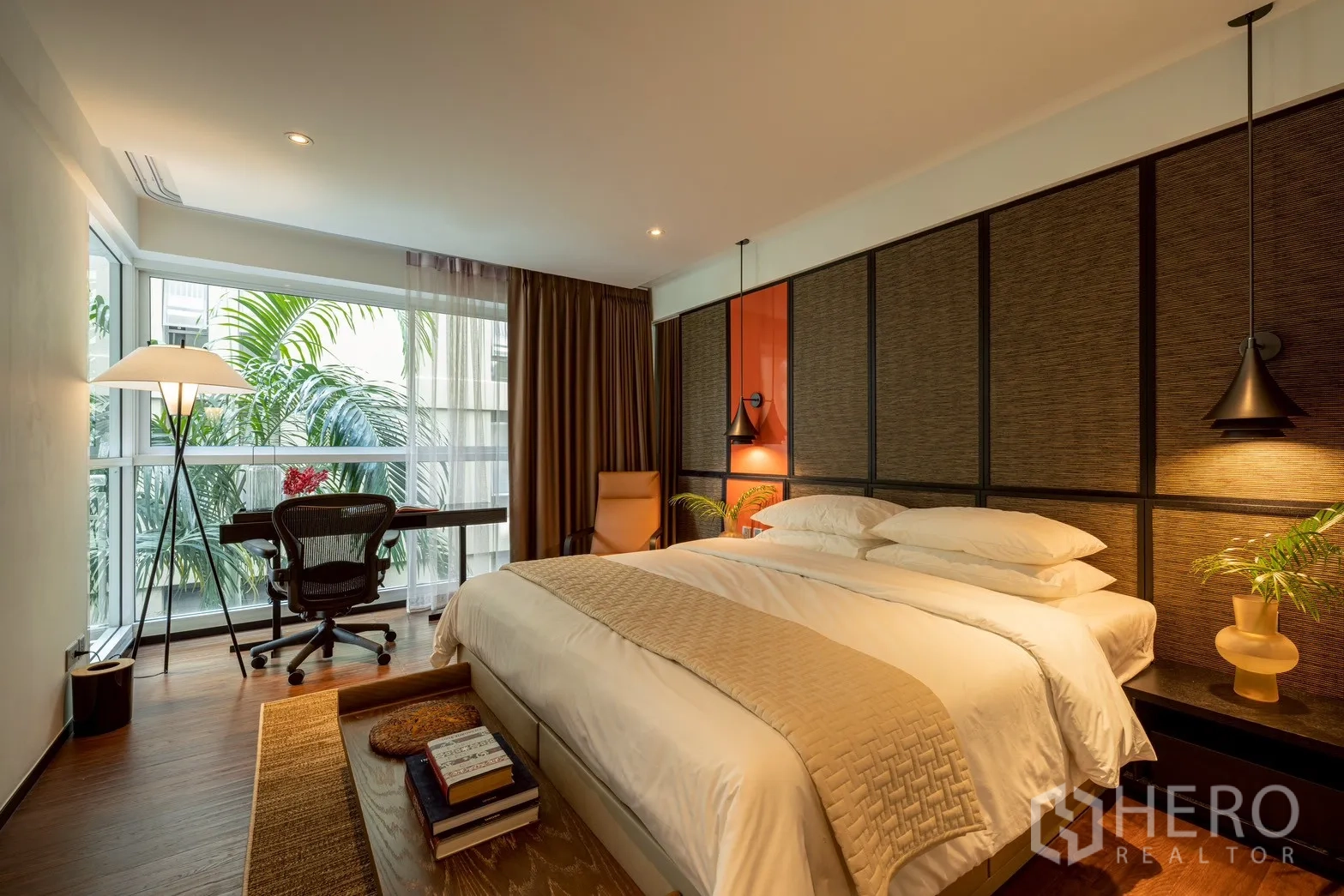คอนโด for rent or sale in Pathum Wan, Bangkok - ห้องนอนพร้อมโต๊ะทำงานริมหน้าต่างมุมกระจกและวิวสวน
