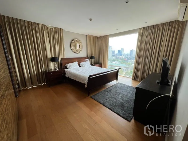 公寓 出租在Watthana, Bangkok - 主卧木地板、双人床、超大窗户与全景城景。