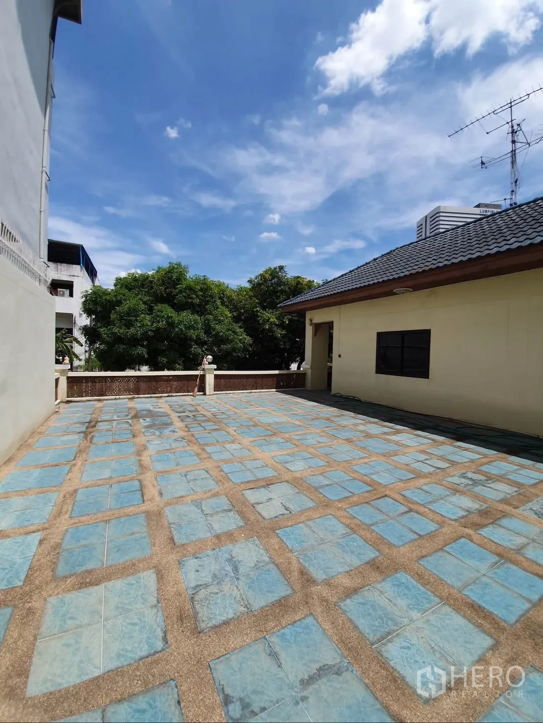 独栋房屋 for rent in Sathon, Bangkok - 大型露天瓷砖露台，位于房屋一侧。