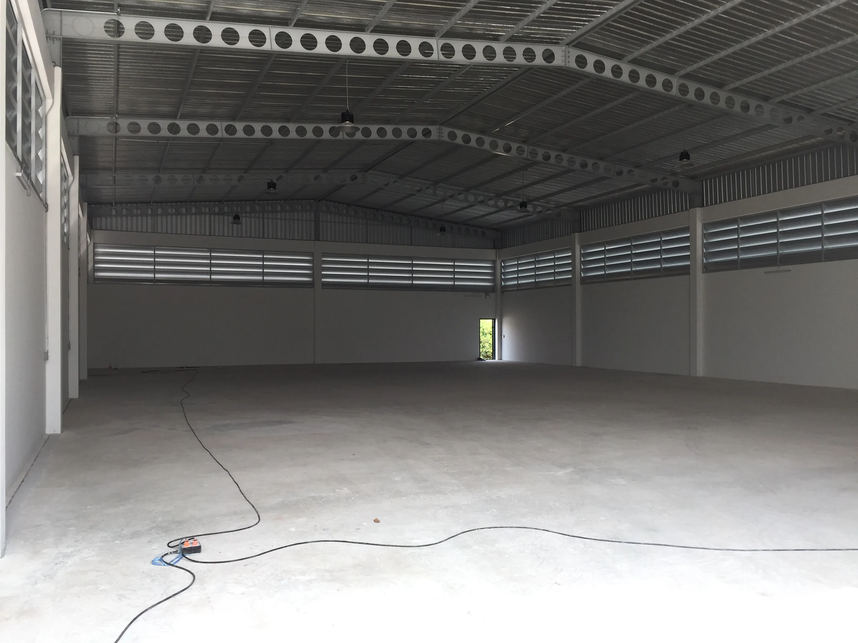 工厂 出售在Lam Luk Ka, Pathum Thani - 高挑仓库内部，钢梁结构、百叶通风窗与混凝土地面