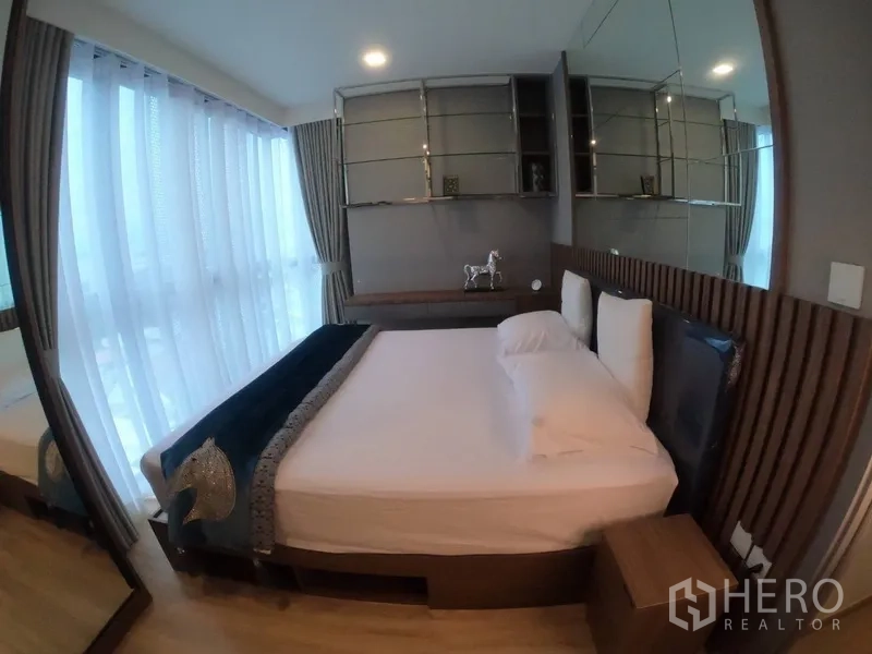 公寓 出租或出售在Watthana, Bangkok - 主卧带大窗、镜面墙与内置书架