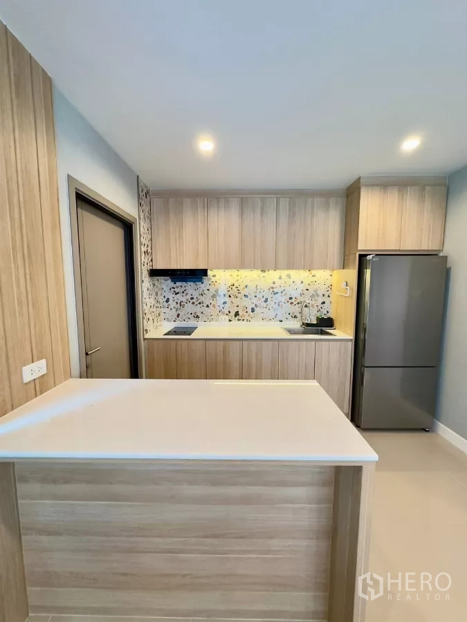 บ้าน ให้เช่าในSamut Prakan - ครัวสมัยใหม่พร้อมไอแลนด์ ตู้ไม้ บัคสแปลชลายเทอราซโซ และตู้เย็น