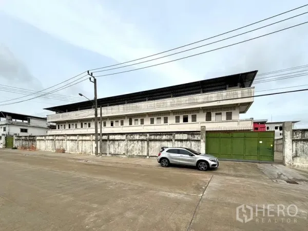 คลังสินค้า ให้เช่าในBang Khun Thian, Bangkok - มุมมองด้านนอกตัวอาคารโกดังยาวริมถนนอุตสาหกรรมที่เงียบสงบ