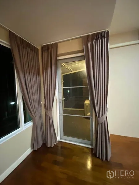 独立式住宅 出租在Prawet, Bangkok - 带全遮光窗帘的推拉门，连接带顶阳台区域。