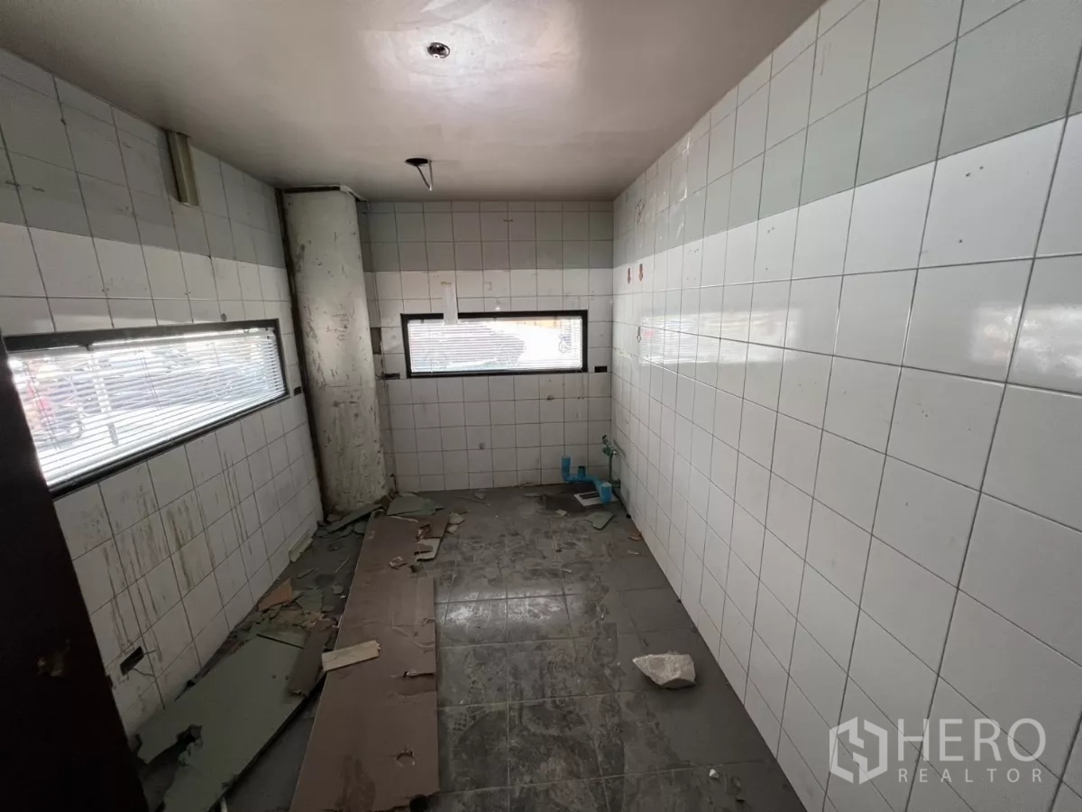 Retail Space for rent in Khlong Toei, Bangkok - Tiled back-of-house room suitable for kitchen preparation.