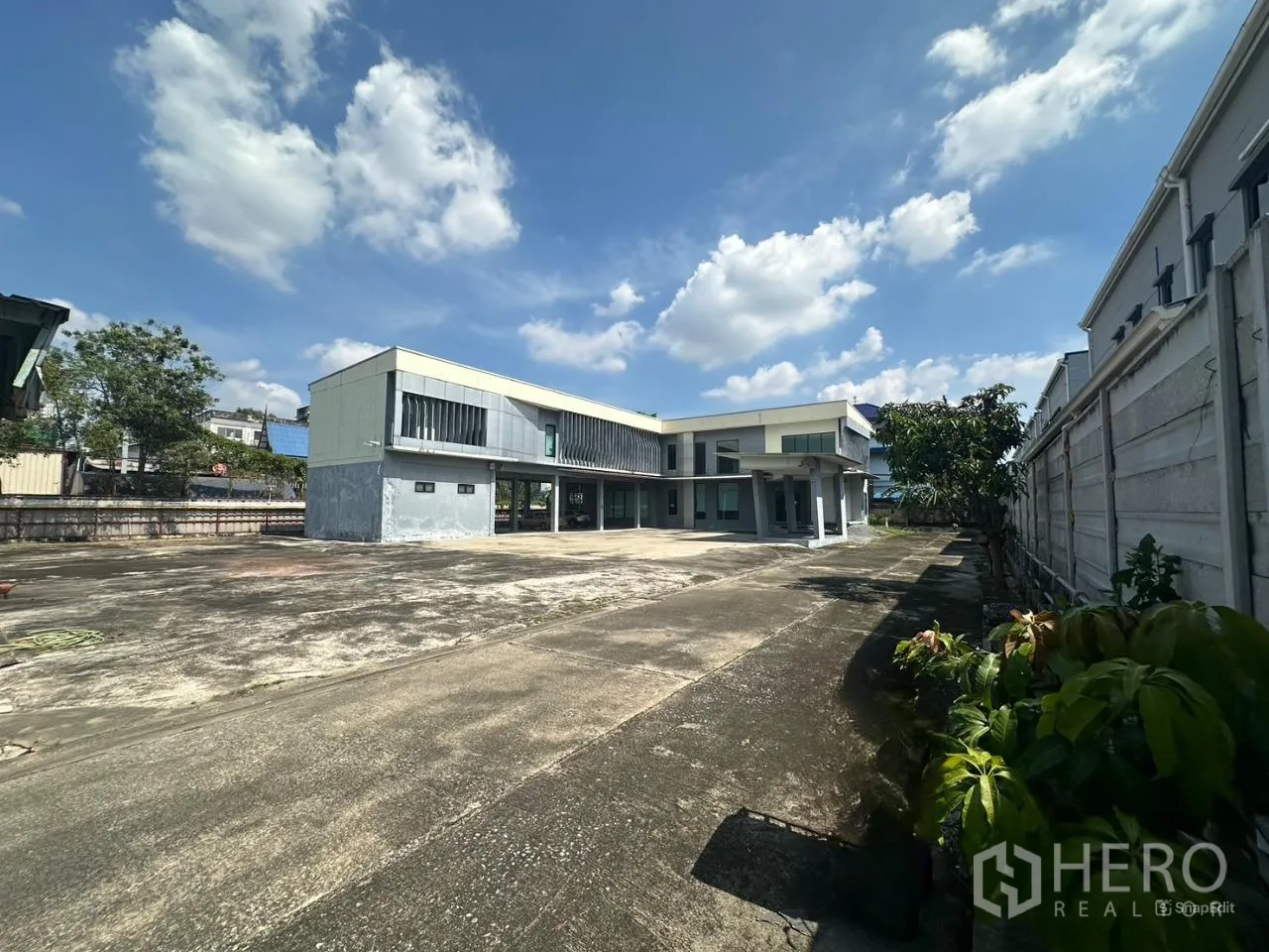 带办公室的家 出租在Prawet, Bangkok - 曼谷Prawet两层现代家庭式办公楼外观，带大面积硬化前院与围墙。