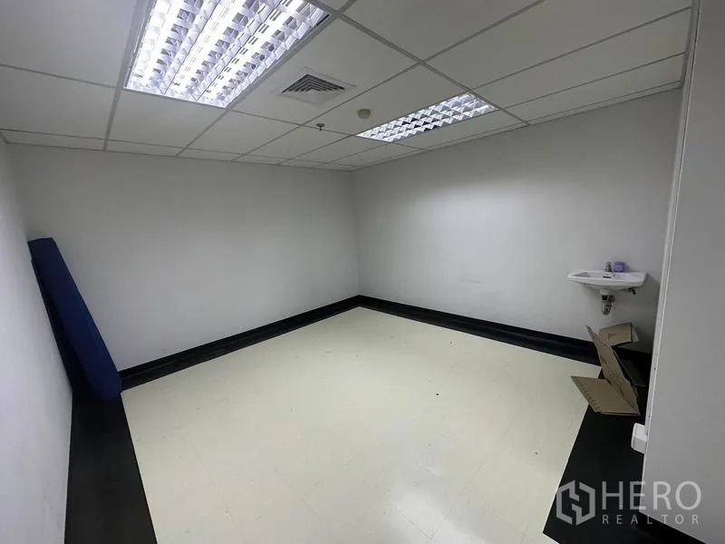 สำนักงาน ให้เช่า - ห้องภายในขนาดกะทัดรัด มีไฟฝ้าและอ่างล้างมือ เหมาะเป็นแพนทรีหรือห้องเก็บของในสำนักงาน