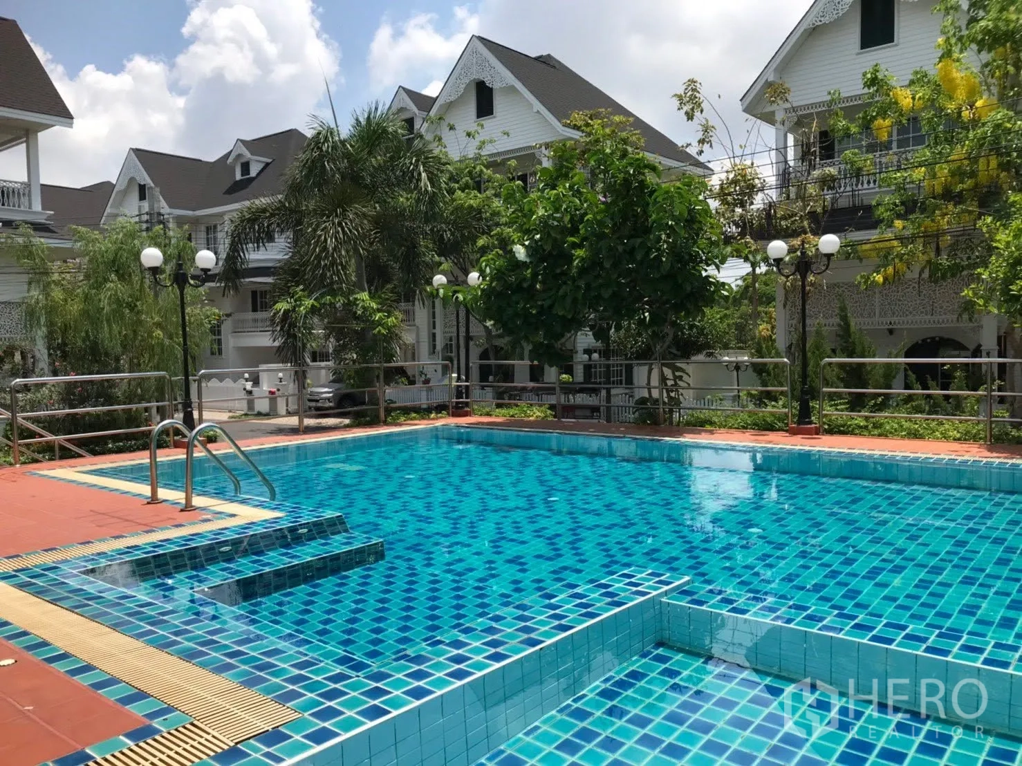 บ้านเดี่ยว for rent in Mueang Samut Prakan, Samut Prakan - สระว่ายน้ำส่วนกลางกลางแจ้งล้อมด้วยต้นไม้และบ้านในโครงการ
