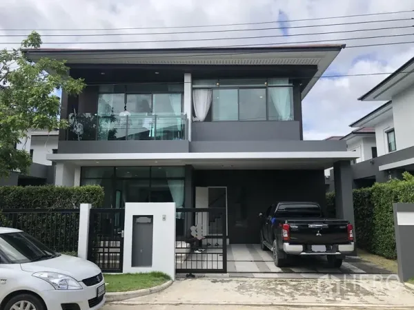 独立式住宅 出租或出售在Bang Kapi, Bangkok - 现代两层独栋别墅，带阳台、庭院大门和双车位有顶车棚。