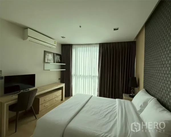 คอนโด ให้เช่าในWatthana, Bangkok - มุมห้องนอนมีโต๊ะทำงานพร้อมทีวี เครื่องปรับอากาศ และหน้าต่างบานใหญ่