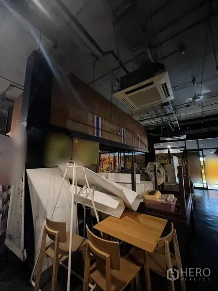 พื้นที่ขายปลีก ให้เช่าในWatthana, Bangkok - โถงรับประทานอาหาร เพดานสูง แอร์แขวนคาสเซ็ต และเฟอร์นิเจอร์ไม้