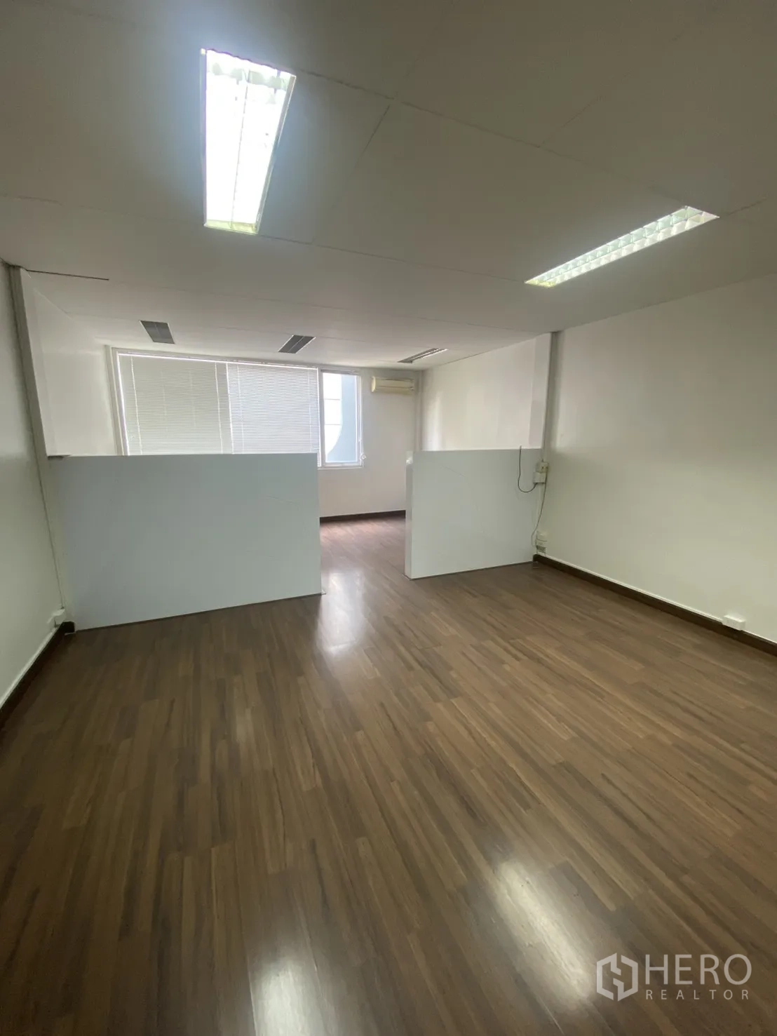 ตึกแถว for rent in Bang Rak, Bangkok - พื้นที่ออฟฟิศโล่งมีฉากกั้น พื้นไม้ และไฟฟลูออเรสเซนต์
