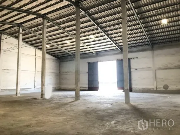 货栈 出租在Lat Krabang, Bangkok - 大型仓库大厅，超宽出入口通向装卸区，高挑空间与多根混凝土柱。