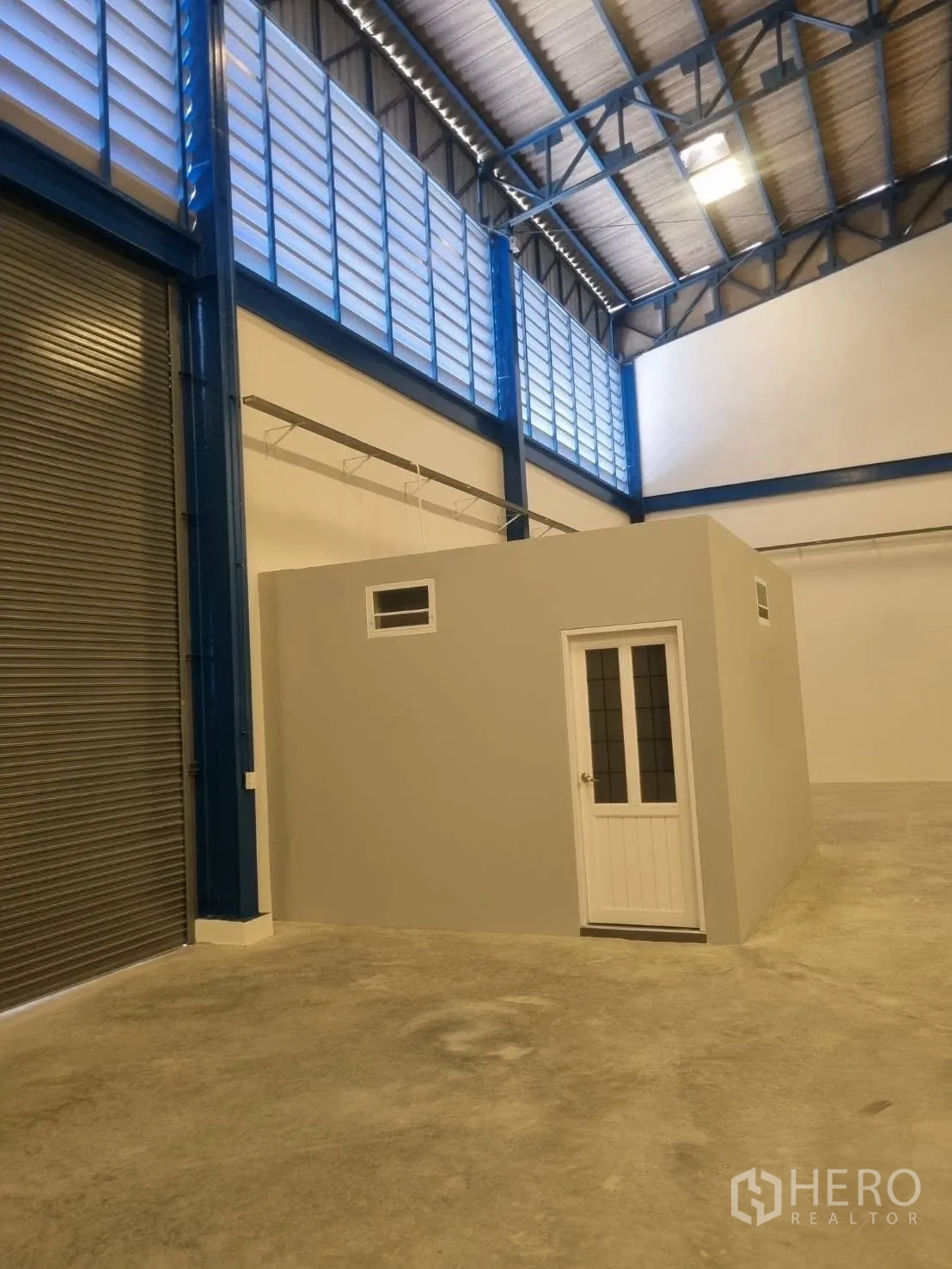 仓库 for rent in Thepharak, Nakhon Ratchasima - 仓库内置办公室紧邻卷闸门的近景。