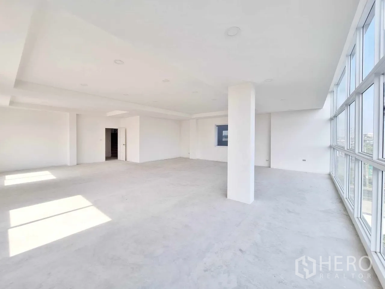 办公空间 出售在Bueng Kum, Bangkok - 大尺度工作区，多面采光可观城市景观。