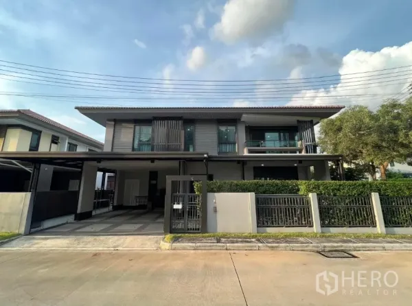 Detached House for rent or sale in Lam Luk Ka, Pathum Thani - Modern two-storey detached house with gated fence and double carport in Lam Luk Ka, Pathum Thani.