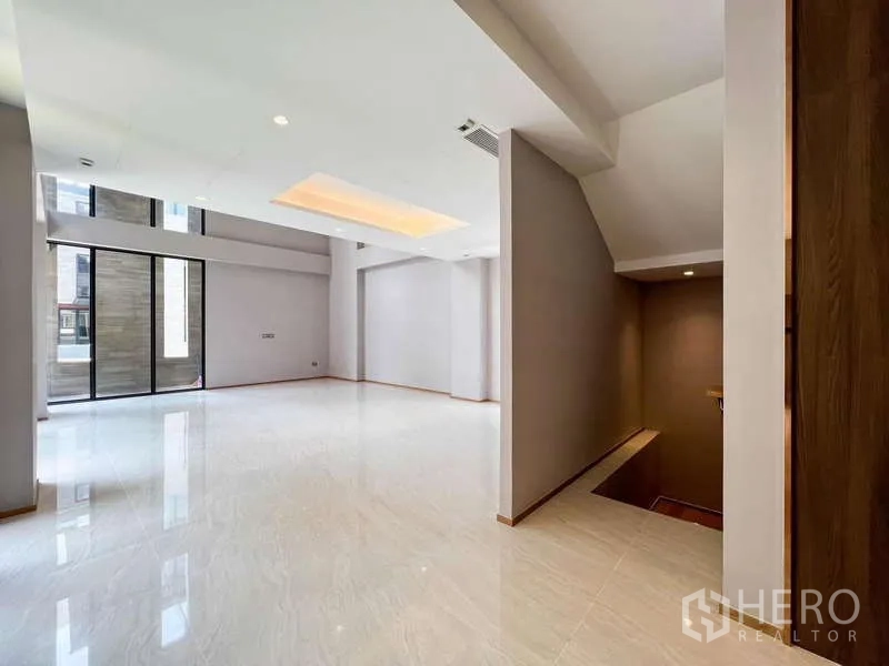 独立式住宅 出售在Yan Nawa, Bangkok - 宽敞客厅，内嵌灯顶与推拉玻璃门