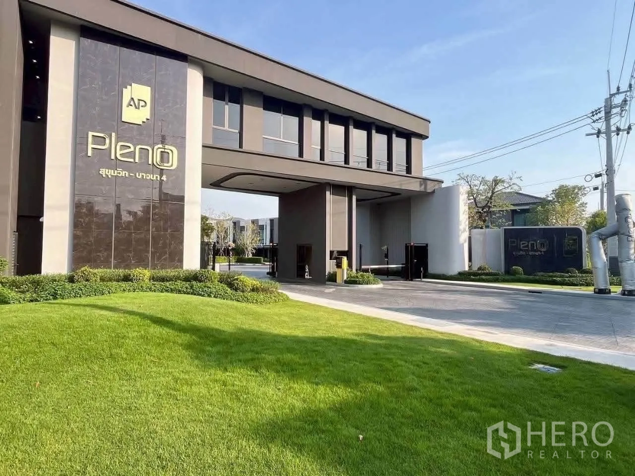 ทาวน์เฮาส์ for rent in Bang Phli, Samut Prakan - ทางเข้าโครงการแบบมีประตูรักษาความปลอดภัยและสนามหญ้าเขียว