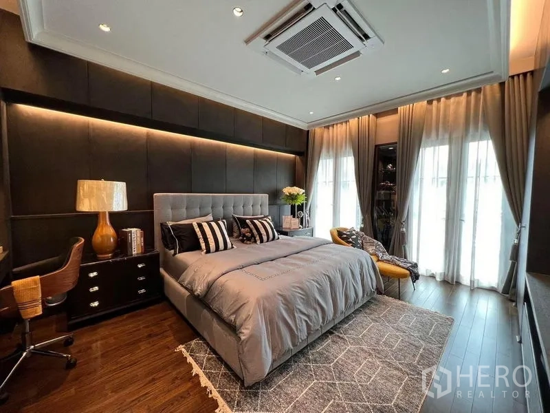 Detached House for sale in Yan Nawa, Bangkok - Bedroom with dark accent wall, work desk, floor-to-ceiling curtains and balcony access.