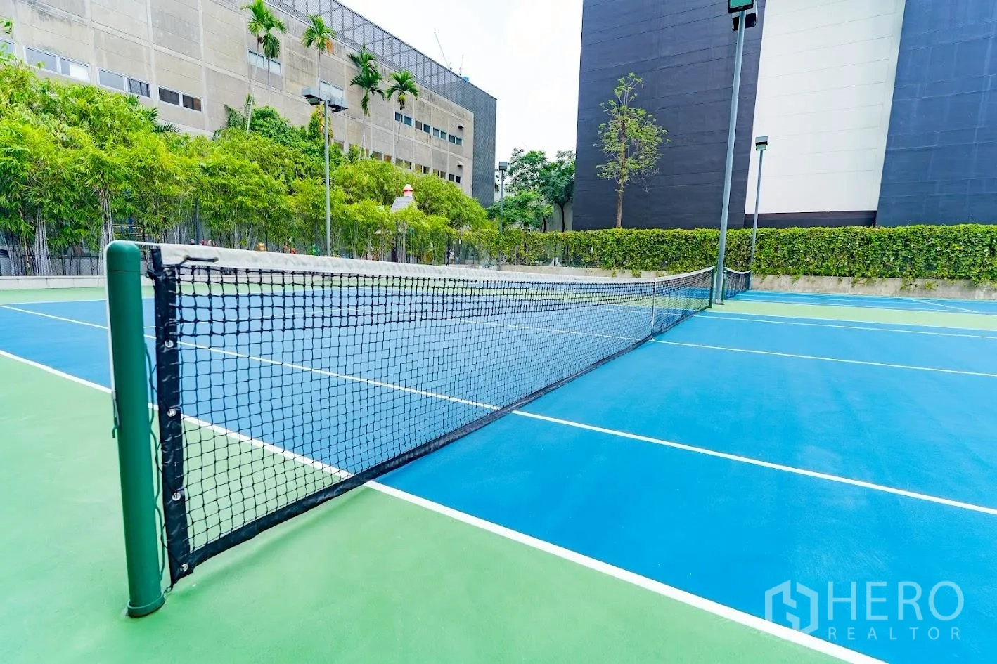 คอนโด for sale in Sathon, Bangkok - สนามเทนนิสกลางแจ้งภายในโครงการคอนโด