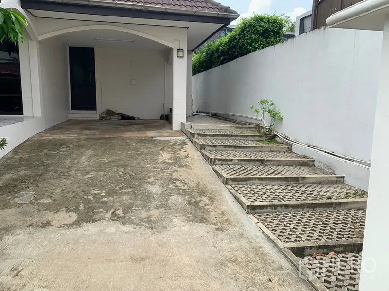 Detached House for rent in Khlong Toei, Bangkok - Covered carport and wide driveway with raised side steps along the boundary wall.