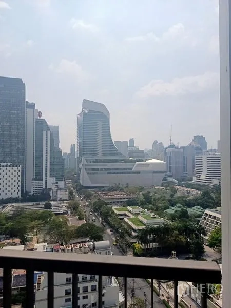公寓 出租在Pathum Wan, Bangkok - 高楼阳台视野，俯瞰曼谷城市与现代写字楼。