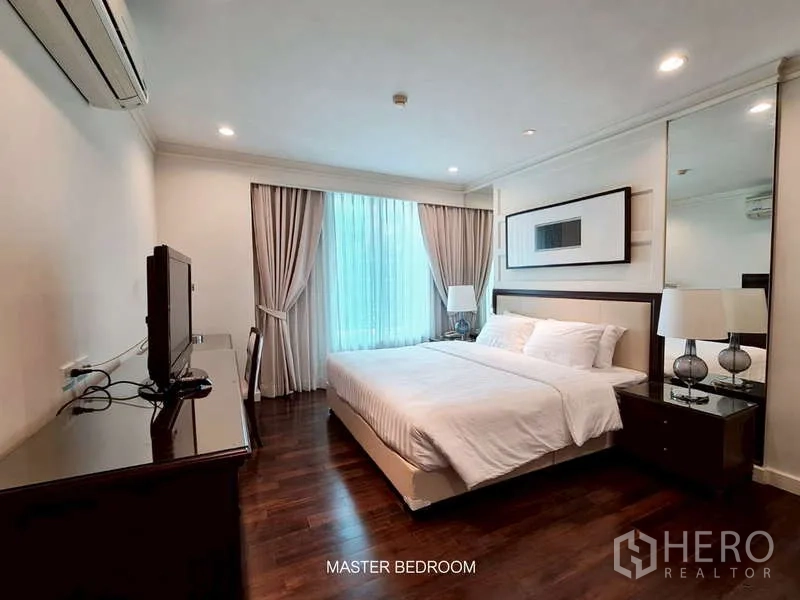 Retail Space for rent in Watthana, Bangkok - Master bedroom with bed, bedside lamps, and TV cabinet