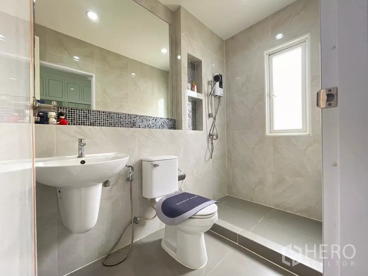 Detached House for rent in Bang Khen, Bangkok - Bright bathroom with walk‑in shower, large mirror, window and modern fixtures.