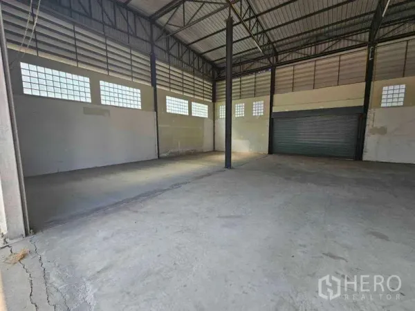 คลังสินค้า ให้เช่าในBang Bua Thong, Nonthaburi - ภายในโกดังเพดานสูง โครงหลังคาเหล็ก พื้นคอนกรีต หน้าต่างบล็อกแก้ว และประตูม้วน