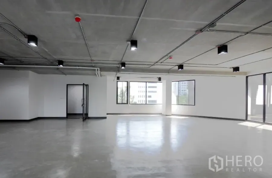 Office Space for rent in Khlong Toei, Bangkok - Bright open-plan office with polished concrete floors, exposed ceiling lighting, large windows and a glass entry door in Thonglor, Bangkok.