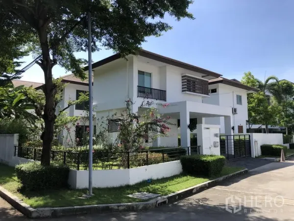 独立式住宅 出租在Saphan Sung, Bangkok - 现代两层独栋别墅外观，带景观花园与围栏，街区安静。