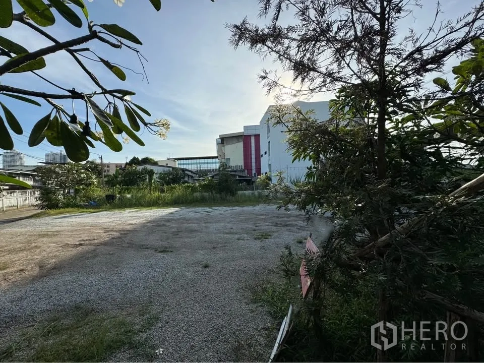 ที่ดิน for rent in Bang Na, Bangkok - แปลงว่างพื้นอัดแน่น รายล้อมด้วยต้นไม้และอาคารพาณิชย์ใกล้เคียง