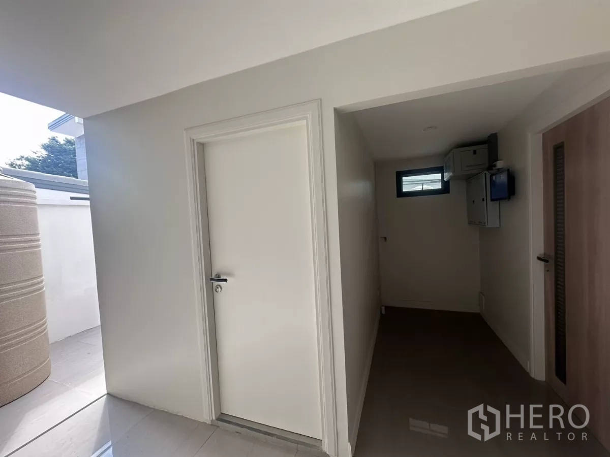 联排别墅 出租在Watthana, Bangkok - 后方服务区，带杂物间与室外水箱。