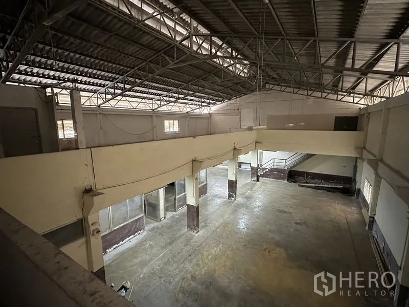Factory for rent in Bang Bua Thong, Nonthaburi - View from the mezzanine overlooking the warehouse floor.
