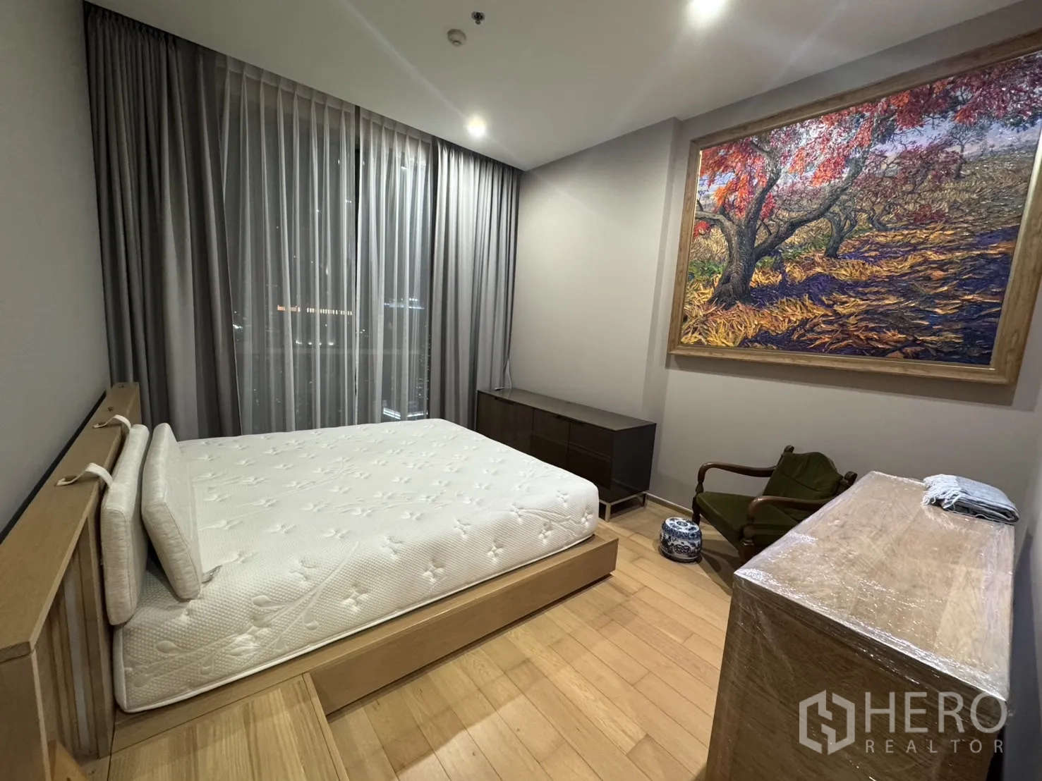 คอนโด ให้เช่าในWatthana, Bangkok - ห้องนอนสว่าง เตียงควีน ภาพวิวทิวทัศน์ขนาดใหญ่ พื้นไม้และผ้าม่านยาว