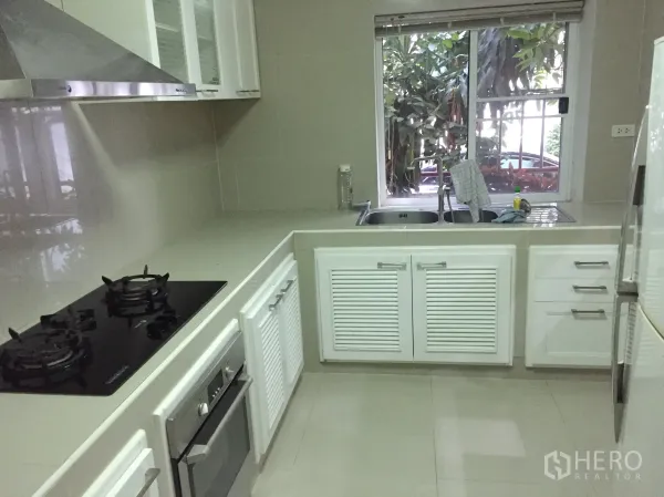 บ้าน ให้เช่าในWatthana, Bangkok - ครัวบิวท์อินรูปตัวยู พร้อมเตาแก๊ส เตาอบ เครื่องดูดควัน อ่างล้างจานคู่และหน้าต่าง
