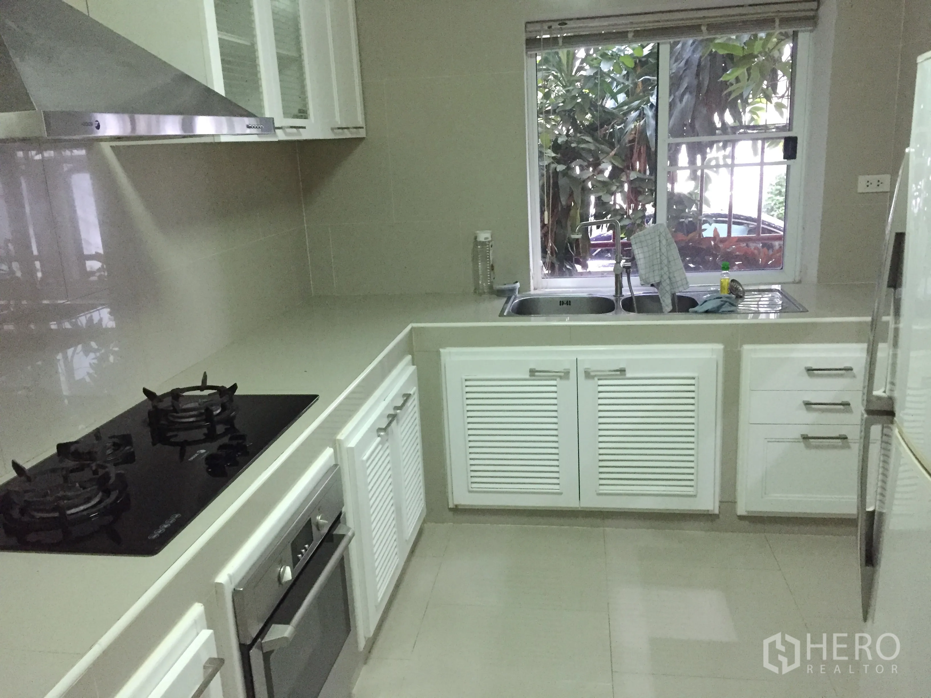 บ้าน ให้เช่าในWatthana, Bangkok - ครัวบิวท์อินรูปตัวยู พร้อมเตาแก๊ส เตาอบ เครื่องดูดควัน อ่างล้างจานคู่และหน้าต่าง